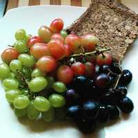 Grapes with bread