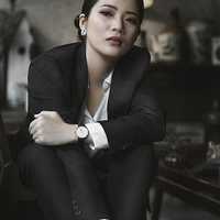 beautiful-business-woman-in-black-suit