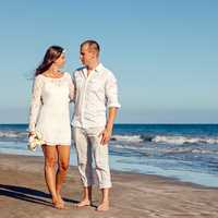 couple-in-white-clothes-in-seaside