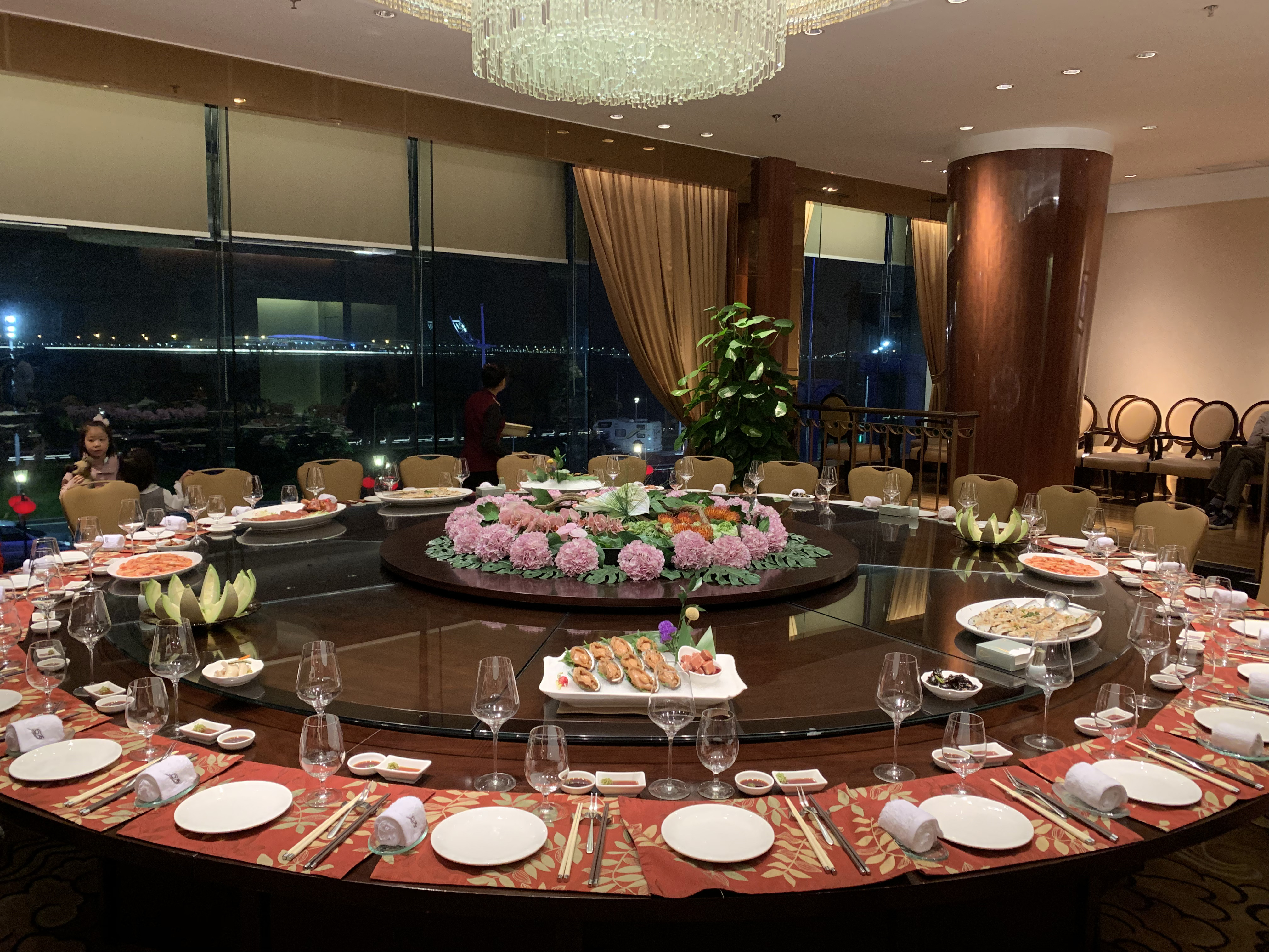 banquet round table kitchen