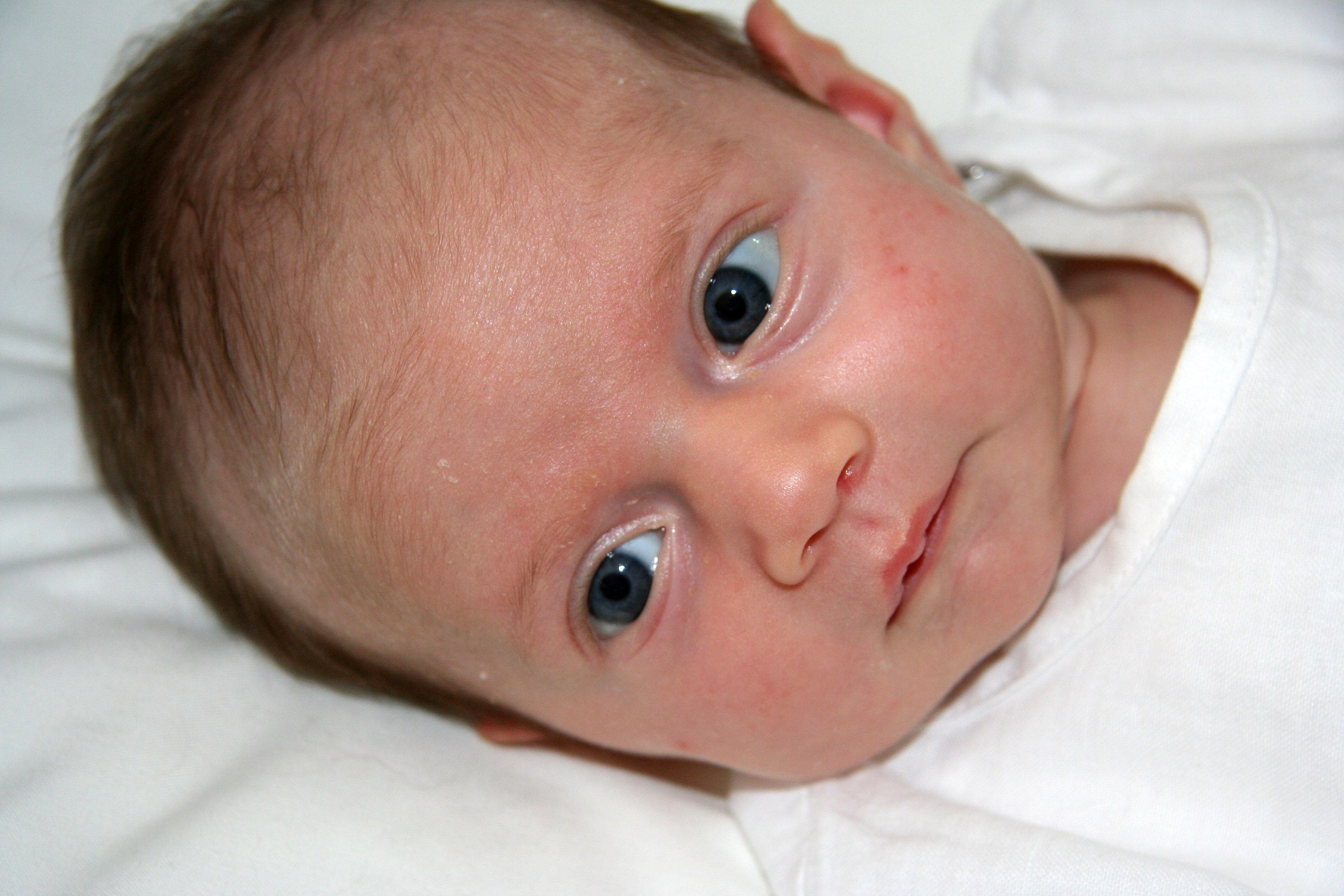 Новорожденный с голубыми глазами